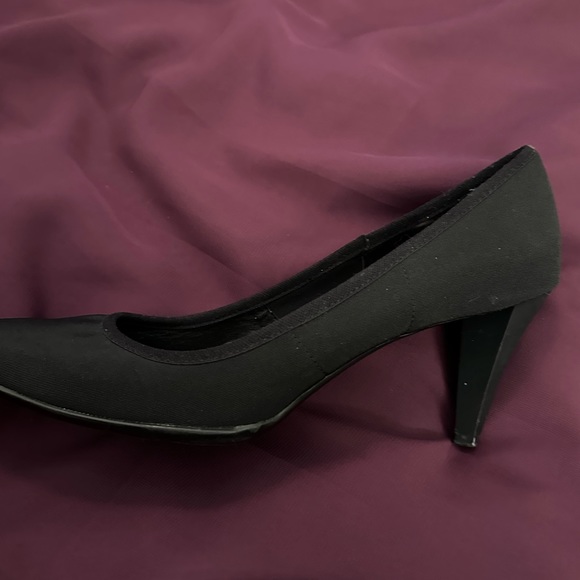Beautiful Calvin Klein Fabric Pumps - Picture 3 of 6
